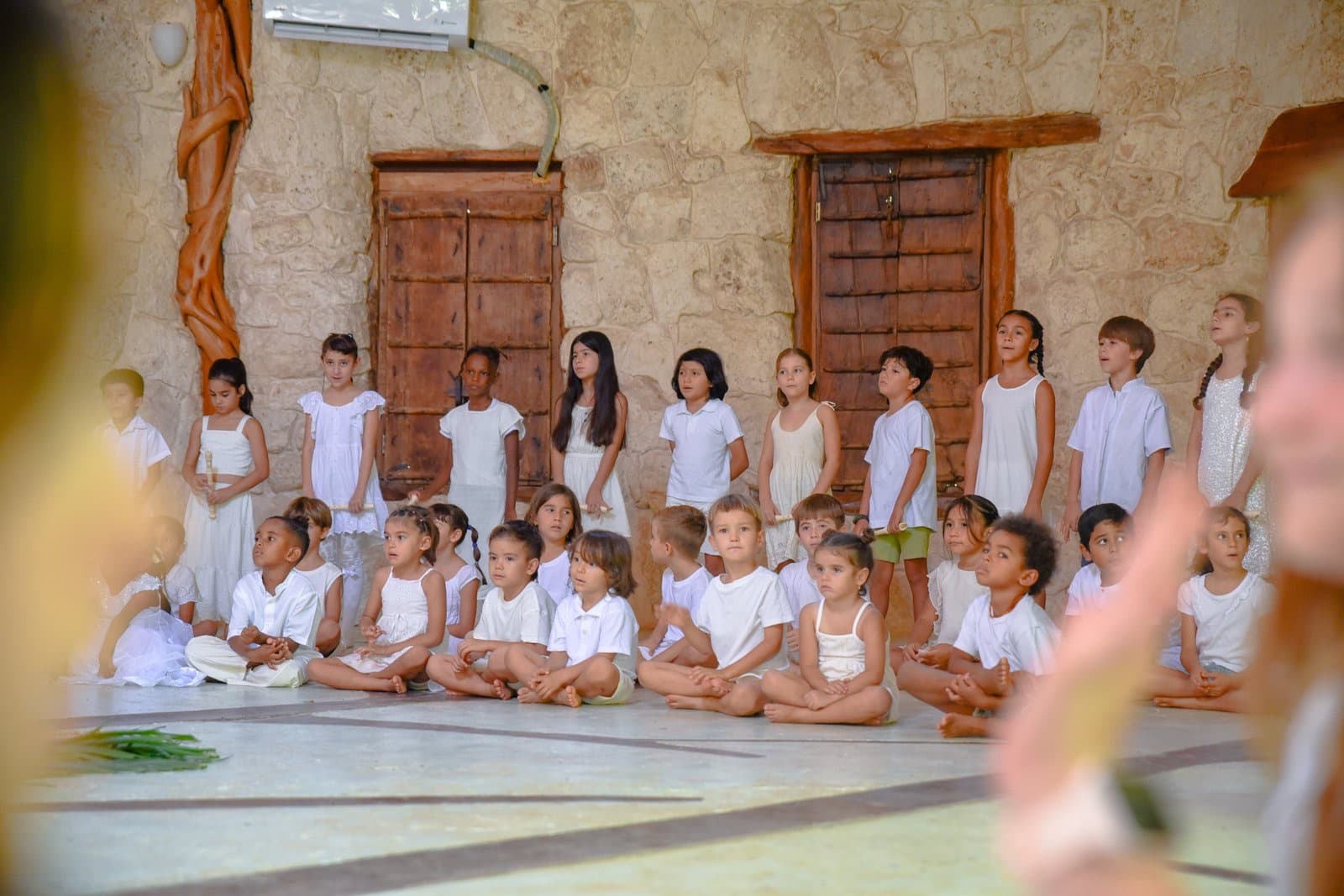 La comunidad de niños de INLAK'ECH reunida en el salón de piedra